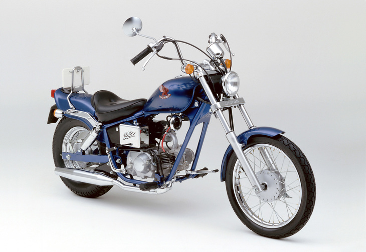 1986年「ホンダ・ジャズ」。ホンダとしては初となる50ccのアメリカンタイプ。ロー＆ロングの本格的なスタイルで人気を博し、1999年まで続くロングセラーとなった。