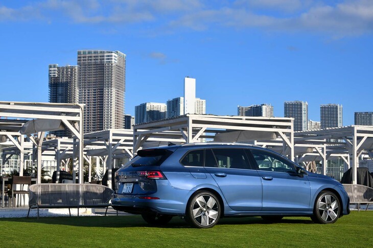 パワートレインには、1.5リッターガソリンターボエンジンに48Vマイルドハイブリッド機構を組み合わせた「eTSI」と、2リッターディーゼルターボエンジンの「TDI」を設定。eTSIには116PS仕様と150PS仕様の2種類が用意される。