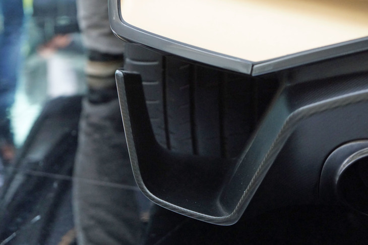 リアバンパーの端も穴のあいた構造となっており、リアタイヤを見通せる。