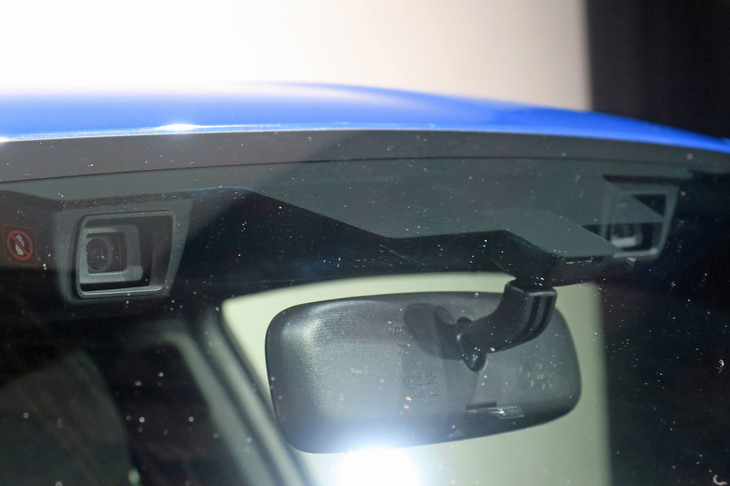 6段ATモデルにはステレオカメラを使ったスバルの先進安全運転支援システム「アイサイト」が搭載される。