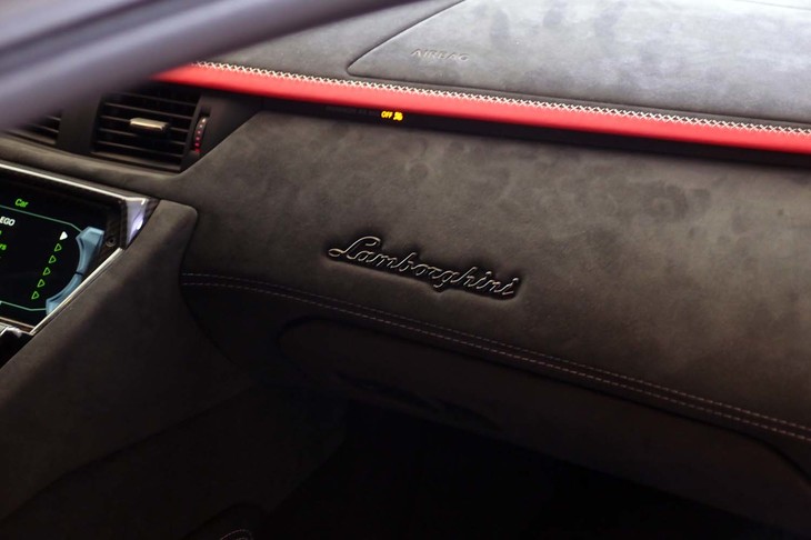 ランボルギーニ・アヴェンタドールLP780-4 Ultimae（助手席前方のインストゥルメントパネル）