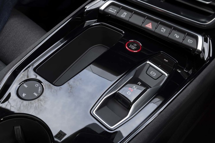 センターコンソールには、動力の起動スイッチのほか、シフトセレクターやオーディオの操作スイッチが並ぶ。