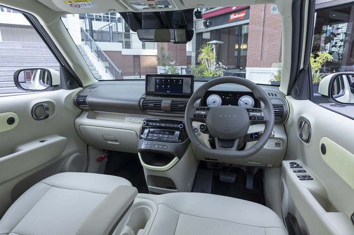 インテリアカラーはこのベージュのほかにブラックも選べる。メカニカルスイッチがずらりと並んだセンターコンソールはクラスの壁を超越した豪華さだ。