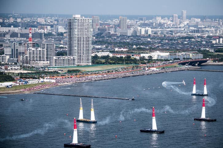 パイロンでできたコースをいかに速くクリアするかを競うレッドブル・エアレース。欧米を中心に開催される“空のモータースポーツ”で、東アジア地域では日本でのみ行われている。（Predrag Vuckovic/Red Bull Content Pool）