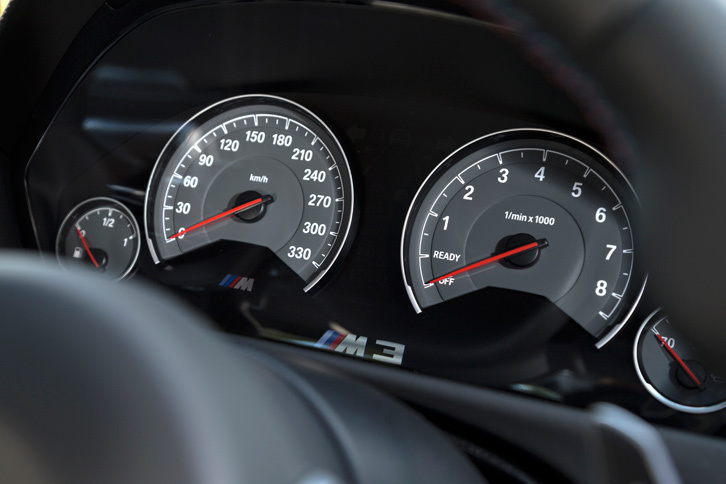 メーターはシンプルなアナログの4眼式。速度計の目盛りは330km/hまで刻まれている。