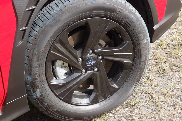 「ツーリング」の17インチアルミホイール。上級グレード「リミテッド」には、凝ったデザインの18インチアルミホイールが組み合わされる。