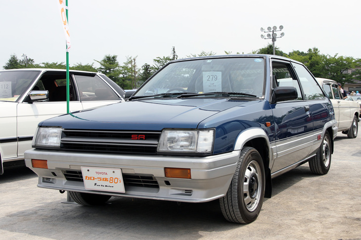 1985年「トヨタ・カローラII 3ドア1500SR」。大ヒットした“赤いファミリア”の対抗馬として登場した2代目「ターセル／コルサ」の兄弟車。中身はトヨタ初のFF車だった初代ターセル／コルサから受け継いだ、エンジン縦置きFFレイアウトを採用。