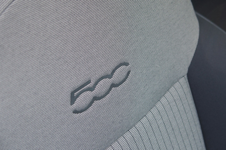 フィアット500e（フロントシート）