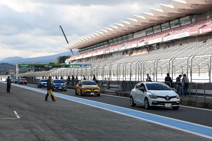 サーキットではスポーツ走行だけでなく、カルガモ走行形式のパレードラン「オール・ルノー・ラン」も実施。参加者は家族や仲間とともに、国際サーキットコースの走行を満喫することができた。