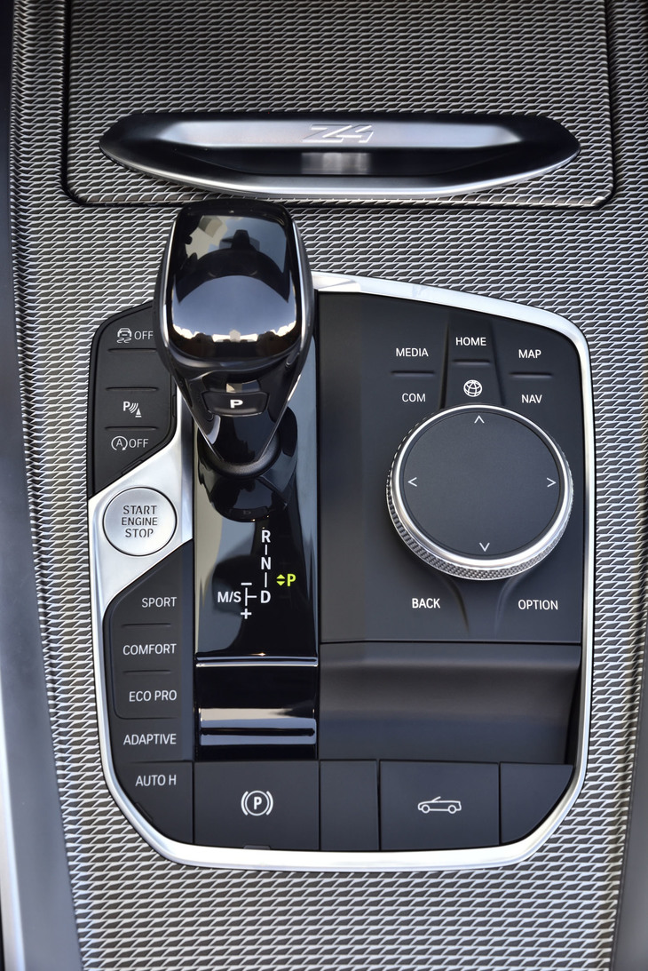 「M40i」に搭載される8段ATは、シフトスピードなどを速めた、他グレードよりもスポーティーなセッティングとされている。