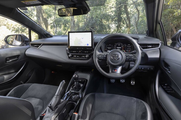 内装色はブラックのみの設定で、視界に入るパーツをダークカラーで統一して運転に集中できるようにしている。液晶式のメーターパネルは専用デザインだ。