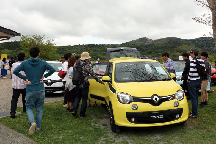 ルノーのフルラインアップ展示で人気だったのが、新型「トゥインゴ」。その愛らしいスタイルには、誰もが引き寄せられてしまう様子である。
