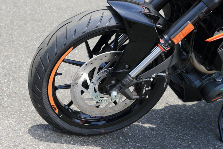 「125／250／390デューク」の3車種とも、フロントブレーキには230mm径のシングルディスクが採用される。ブレーキキャリパーはラジアルマウント。