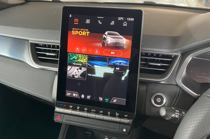 「マルチセンス」と呼ばれる走行モードは「COMFORT」がデフォルト。「ECO」と「SPORT」、そしてユーザー好みでドライブフィールや室内環境の設定が行える「PERSO」を加えた4つのモードが用意されている。写真はSPORTモードを選択した様子。同モードでは、メーターパネルの色調もレッドでコーディネートされる。
