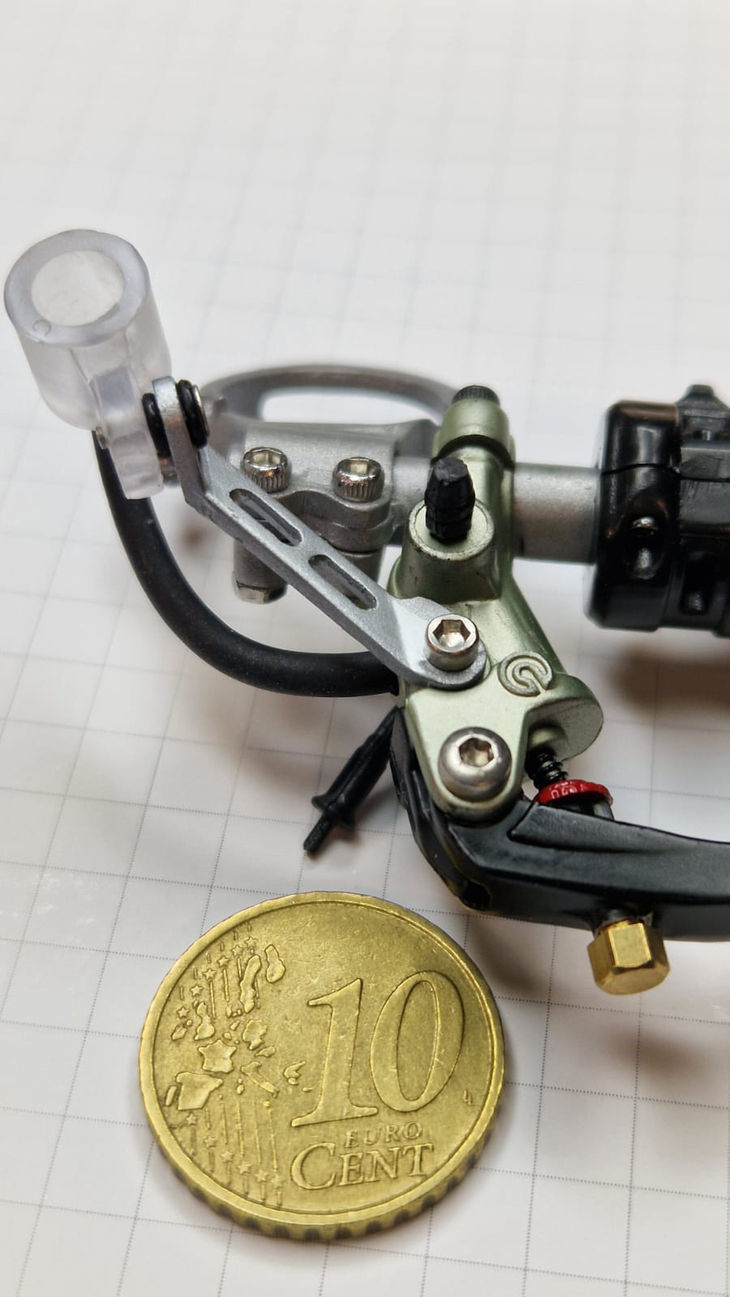 左ハンドルのクラッチ＆油圧用リザーバー。