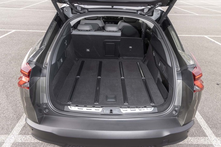 ラゲッジスペースの容量は545～1640リッター。後席の座面を倒さなくても圧巻の奥行きがある。