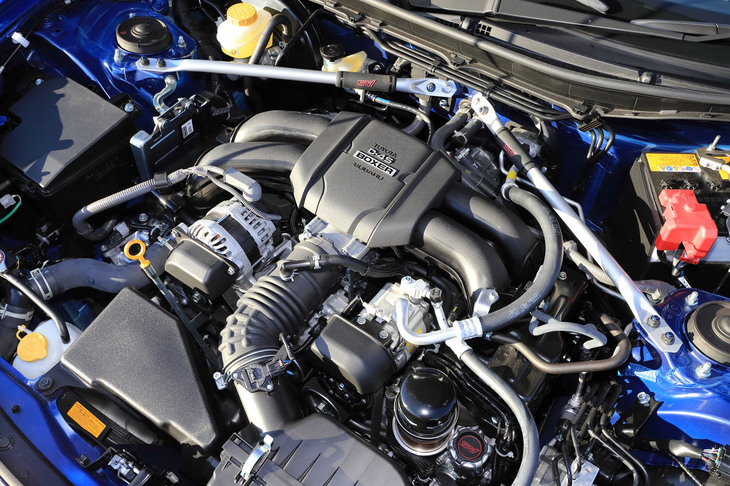 フロントのバルクヘッドと左右のストラットタワーをつなぐ「フレキシブルVバー」。内部にはピロボールが仕込まれており、振動を受け流しつつ剛性を高めることができる。