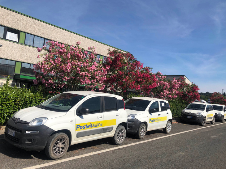 こうした郵便局用の「フィアット・パンダ」も陸送車で運ばれてくる。