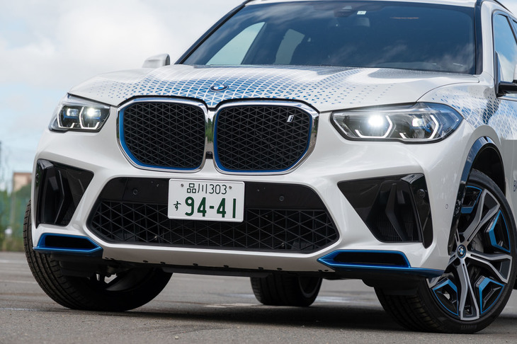 ベースモデルは「BMW X5」。フロントマスクは最新モデルより1世代前のデザインだが、キドニーグリルに控えめな「i」バッジが貼られる。