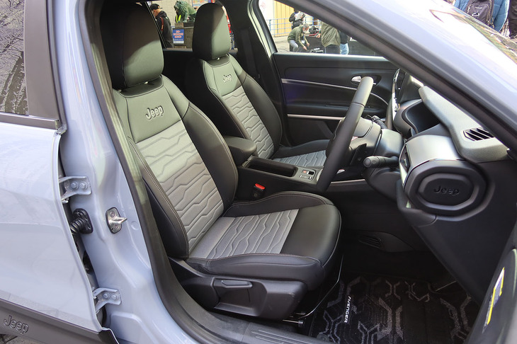 ジープ・アベンジャー4xeハイブリッド（フロントシート）