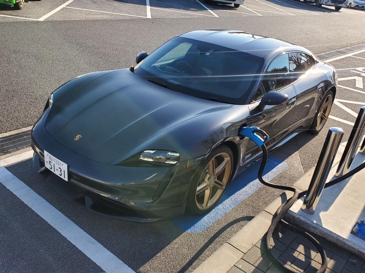 EVのなかには「ポルシェ・タイカン」のように、高性能にして大食いのモデルも少なくない。このままEVの数とパワーがアップしていけば、インフラへの要求も急速に高まっていく。