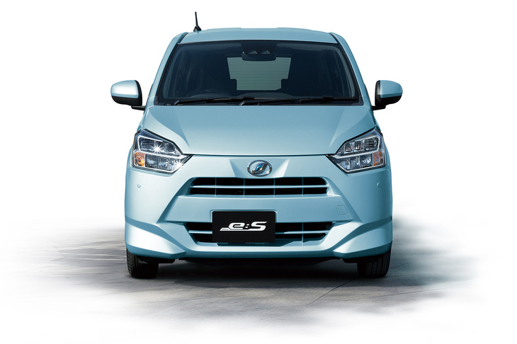 プレスラインをパキパキに立てたデザインは、ついに日本の軽自動車にまで波及。すっかり、ありがたみはなくなっていった。写真は2017年登場の「ダイハツ・ミラ イース」。