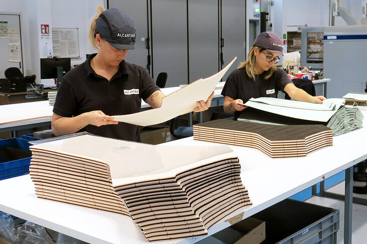 オーダーに応じてさまざまな加工が施された生地は、最後に裁断・検品。製品として出荷される。