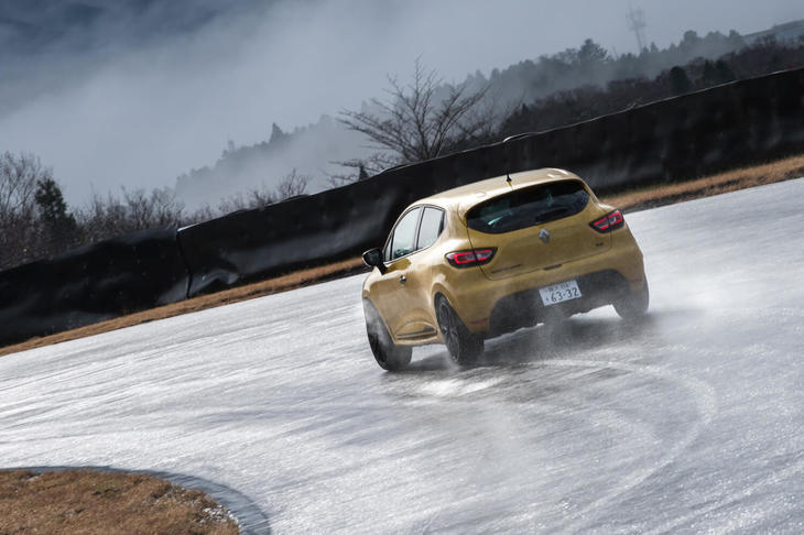 今回はヘビーウエットのクローズドコースという難しい条件の下での試乗となったが、だからこそ「ルーテシアR.S.トロフィー アクラポヴィッチ」の実力を、より実感することができた。