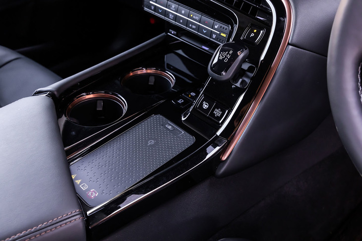 スマートフォンなどをワイヤレスで充電できる「おくだけ充電」を標準装備。インパネまわりのカッパー加飾は、245/45ZR20タイヤ＆20×8.5Jアルミホイールとのセットオプションとなる。