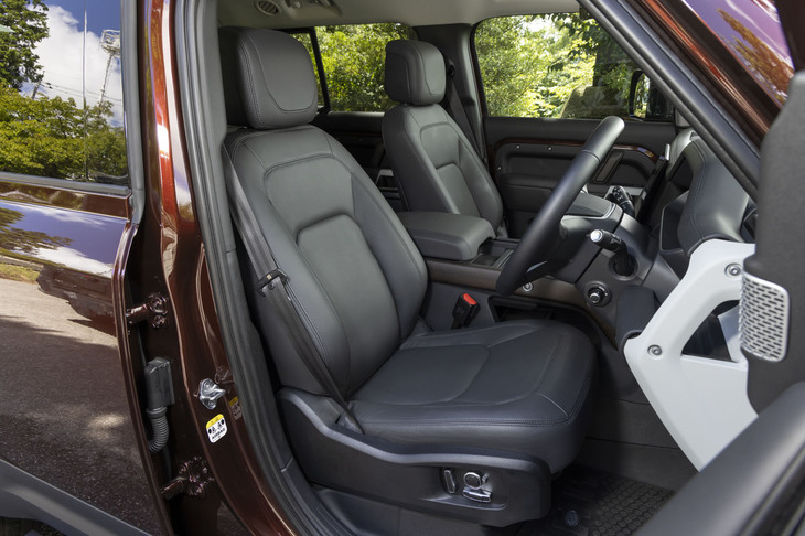 「ディフェンダー130」のフロントシート。表皮はエボニーの「ウィンザーレザー」で、質感はもちろん、座り心地も申し分ない。