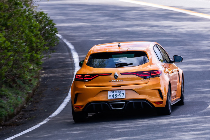 「メガーヌR.S.」のWLTCモード燃費値は11.8km/リッター。今回の試乗車は「オランジュ トニック メタリック」と呼ばれる、オプションのメガーヌR.S.専用色をまとっていた。