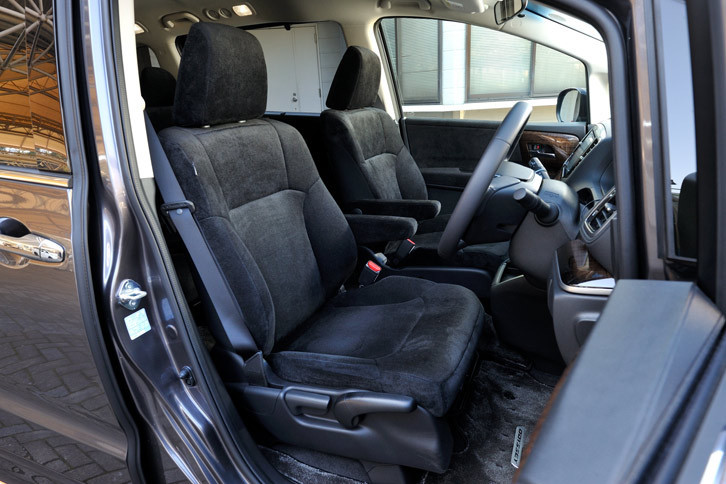 ハイブリッドモデルには3種類のシートが設定されており、標準車には写真のファブリックシートが、「アブソルート」には合皮とファブリックのコンビシートが装備される。また上級グレードにはオプションで本革シートが用意される。