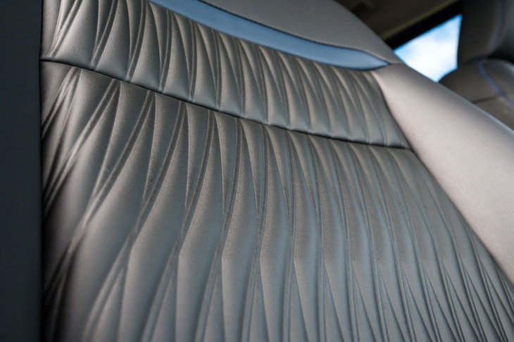 シート中央部は湘南の海の漣（さざなみ）をイメージしたという立体的な仕立て。ステッチではなく型押しだが、通気性を高める効果がありそうだ。