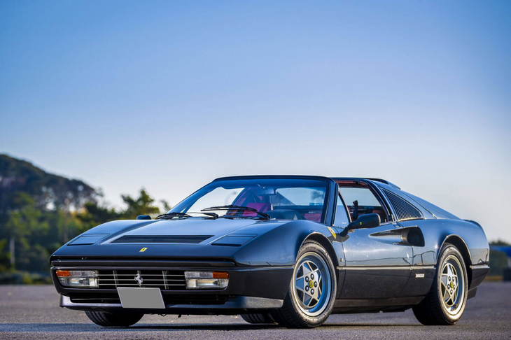 新たに買い換えた、黒い「フェラーリ328GTS」。（写真＝木村博道）