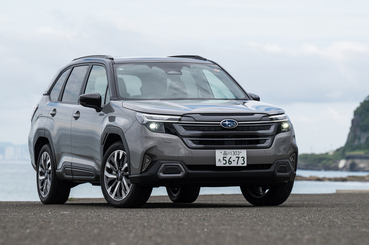 2025年4月の発売以来、好調な受注を集めている新型「スバル・フォレスター」。特にハイブリッド車は、納車待ちが1年という事態に陥っていたが、スバルでは増産体制を敷いて納期短縮に努めている。
