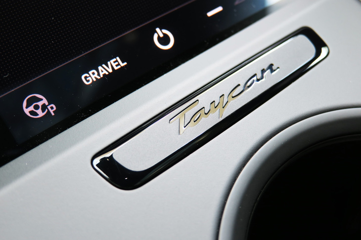 ポルシェ・タイカン4クロスツーリスモ（センターコンソールの「Taycan」のロゴ）