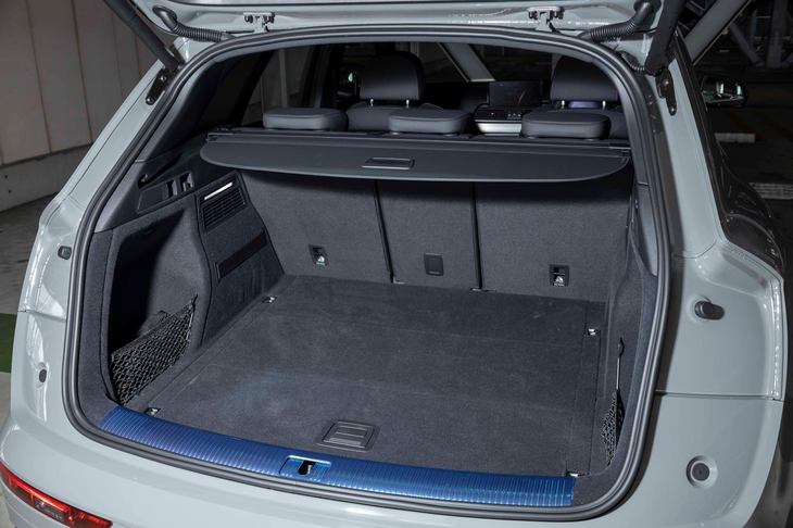 荷室容量は550リッターで、後席をたためば1550リッターの空間が得られる。電動テールゲートが全車に標準装備されるなど、機能性も高い。