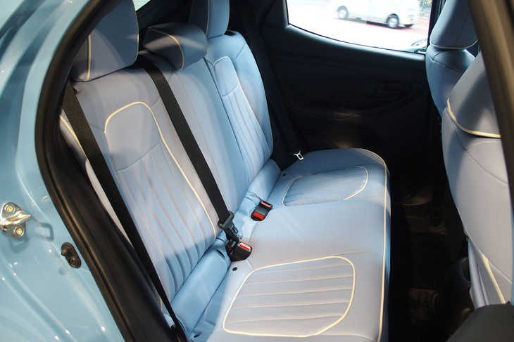 ミツオカ・ビュート ストーリー（リアシート）