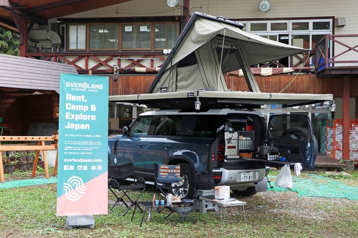 ルーフテント付きで展示されていた「ディフェンダー110」は、なんとレンタカー。オーバーランド キャンパー ジャパンは、ルーフトップテント付きのカスタム仕様の四輪駆動車に特化したレンタカー屋さんだ。展示車は、ルーフテント、270°の日よけ、野外簡易更衣室兼シャワー室、カスタムメイドキッチン、大容量のポータブル電源などを備えている。しかも車両レンタルには、イスやテーブル、ライト、BBQコンロなどのキャンプ用品まで含まれるという。気になるレンタル費用は、1泊2日で7万1060円からとのこと。このほかに「ディフェンダー90」もあるようだ。