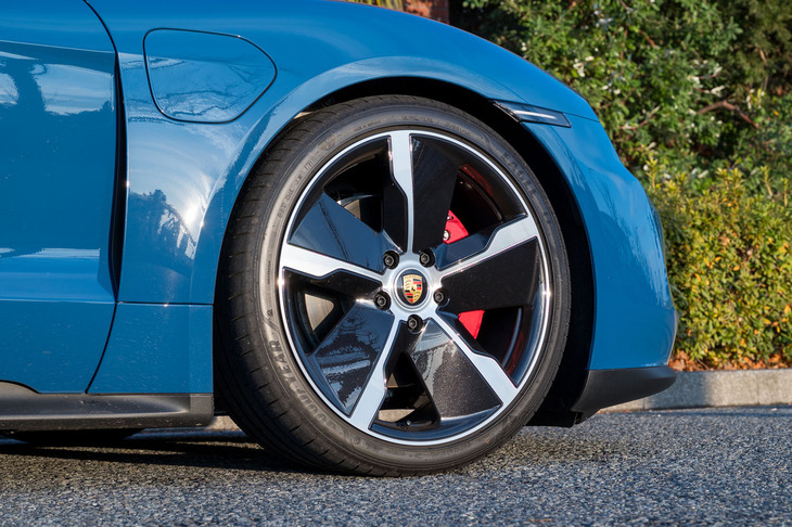 タイヤサイズは前：225/55R19、後ろ：275/45R19が標準。試乗車はオプションで用意される、21インチの大径ホイールと前：265/35ZR21、後ろ：305/30ZR21サイズのタイヤを装着していた。