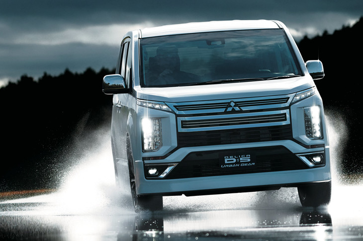 こちらはエアロパーツ装着車の「アーバンギア」。フロントまわりでは専用デザインのバンパーだけでなく、グリルのデザインも標準車と異なる。