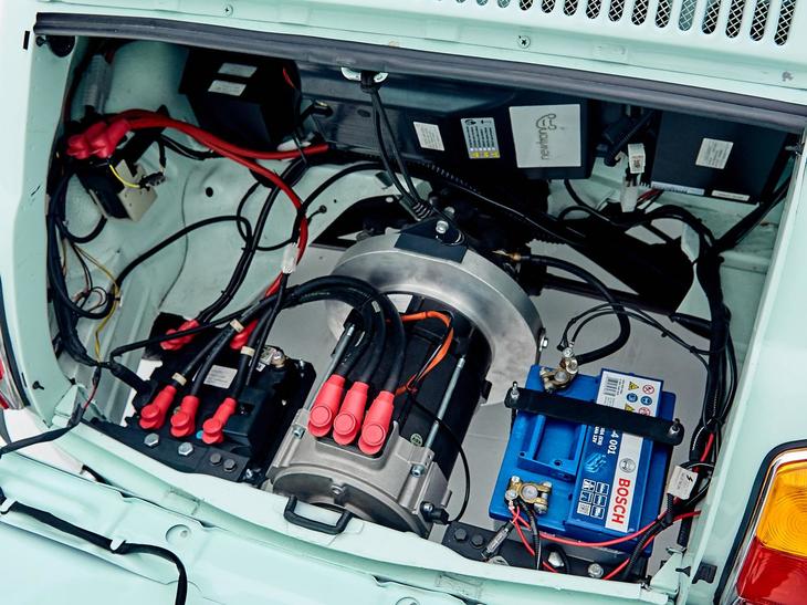 リアに積まれるニュートロン社製のEVコンバージョンキット……もそうだが、サビなどの一切見られないコンパートメントの仕上がりにも注目してほしい。