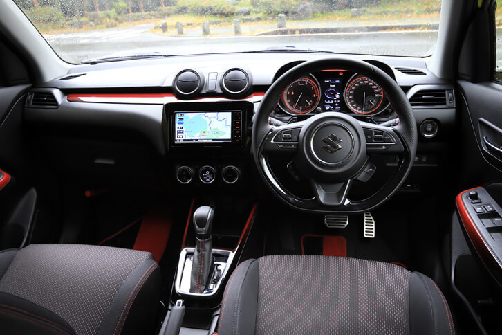 各部に施された赤いグラデーション模様が目を引くインテリア。メーターやステアリングホイールなど、ドライビングに関わる箇所はいずれも専用設計とされた。