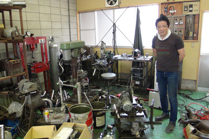 快音マフラーはこの雑然とした空間で作られていたのだ！