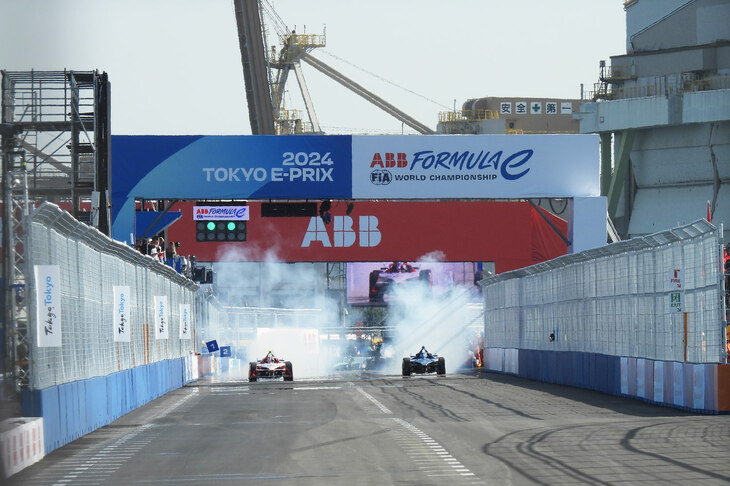 サイン会も無事に終わり、いよいよマシンがコースに登場。もろもろのセレモニーが終わると、各車タイヤをかいてスターティンググリッドに着く。コース上に湧き上がる白煙に、見ているほうもテンションだだ上がりだ。