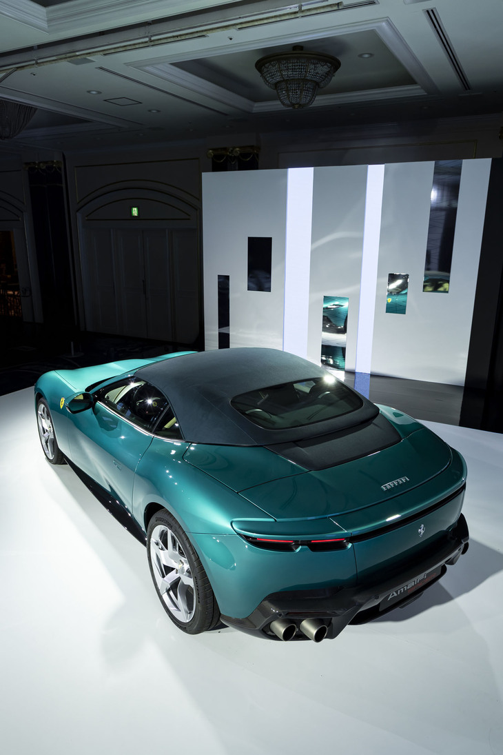 「アマルフィ スパイダー」は、従来型の「ローマ スパイダー」から大きく改良が加えられており、トノカバーを含むリアまわりも、空力を考慮してつくり替えられている。