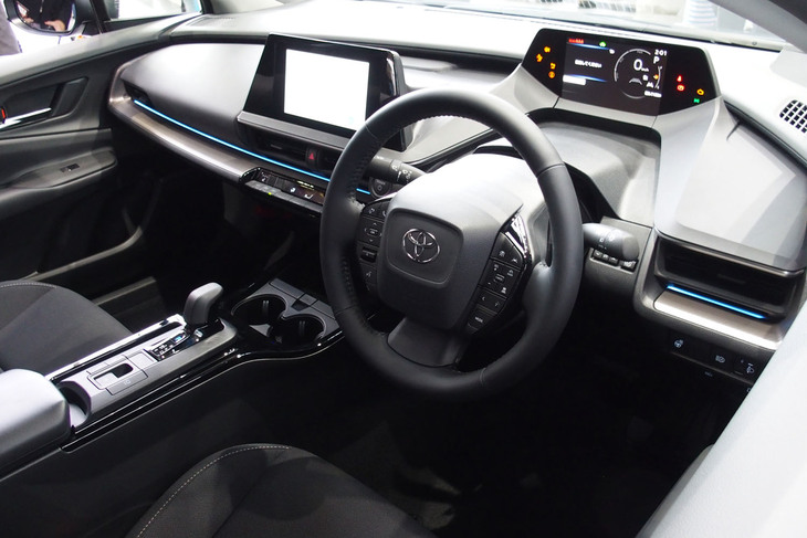 「プリウスU」のインストゥルメントパネル。