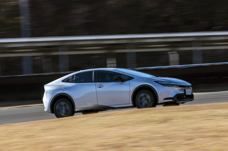 先行試乗会にて、富士スピードウェイのショートサーキットを走る1.8リッターハイブリッドモデルのプロトタイプ。1.8リッターモデルでもシステム最高出力は従来型を上回っており、力不足は感じないはずだ。