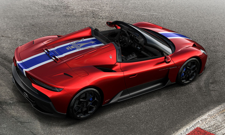 「MC20チェロ ロッソヴィンチェンテ」のリアビュー。