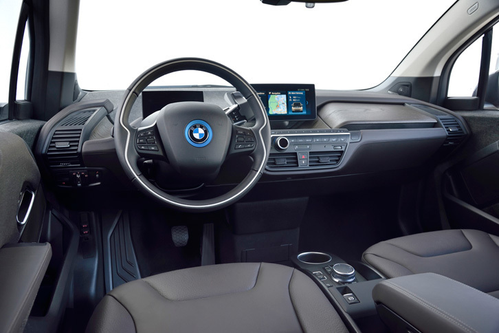 インテリアの仕様については、基本的に標準車の「i3」と共通。フロントのフロアマットに「i3s」のロゴが入る程度だ。